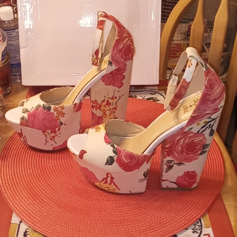 Beautiful, Sexy, Like New, Pink Roses & Cream, Platform, Wedge Heels🌹⚘️🥀🔥